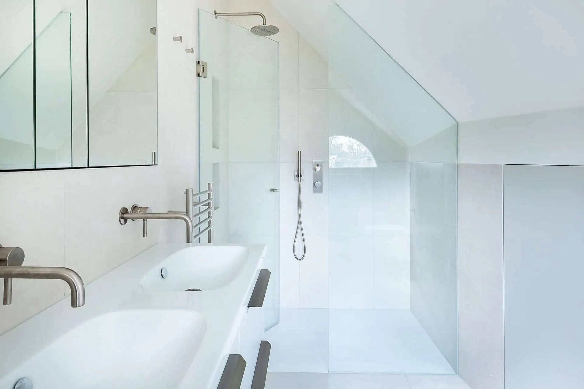 Discover modern bath and kitchen design ideas, bespoke renovation tips, materials, and layouts. Expert guidance from London’s luxury bath & kitchen specialists.